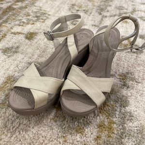 Crocs Womens 7 Dual Comfort Tan Wedges